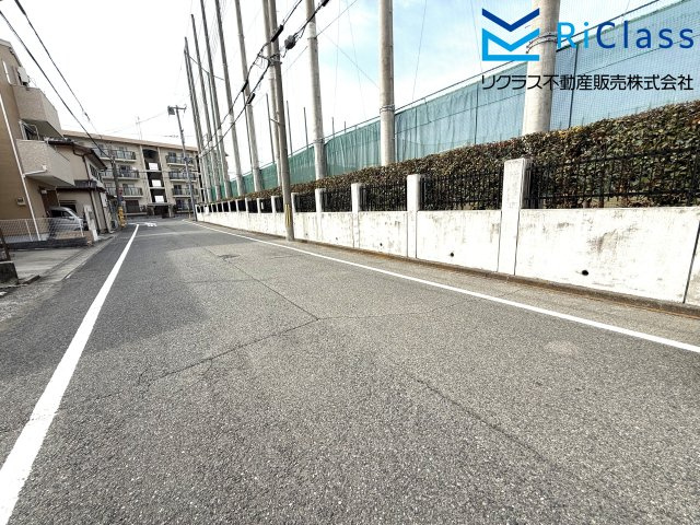 前面道路含む現地写真です