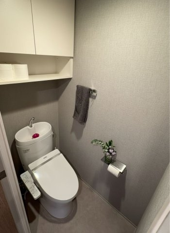 掃除道具やトイレットペーパーの在庫などをスッキリ収納できるキャビネット完備。