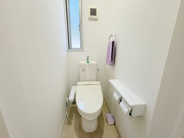 温水洗浄便座を備えており、毎日の使用を快適にサポートします。窓が設けられているため自然換気がしやすく、明るい印象のお手洗いです。シンプルで使いやすく、お手入れもしやすい仕様となっています。