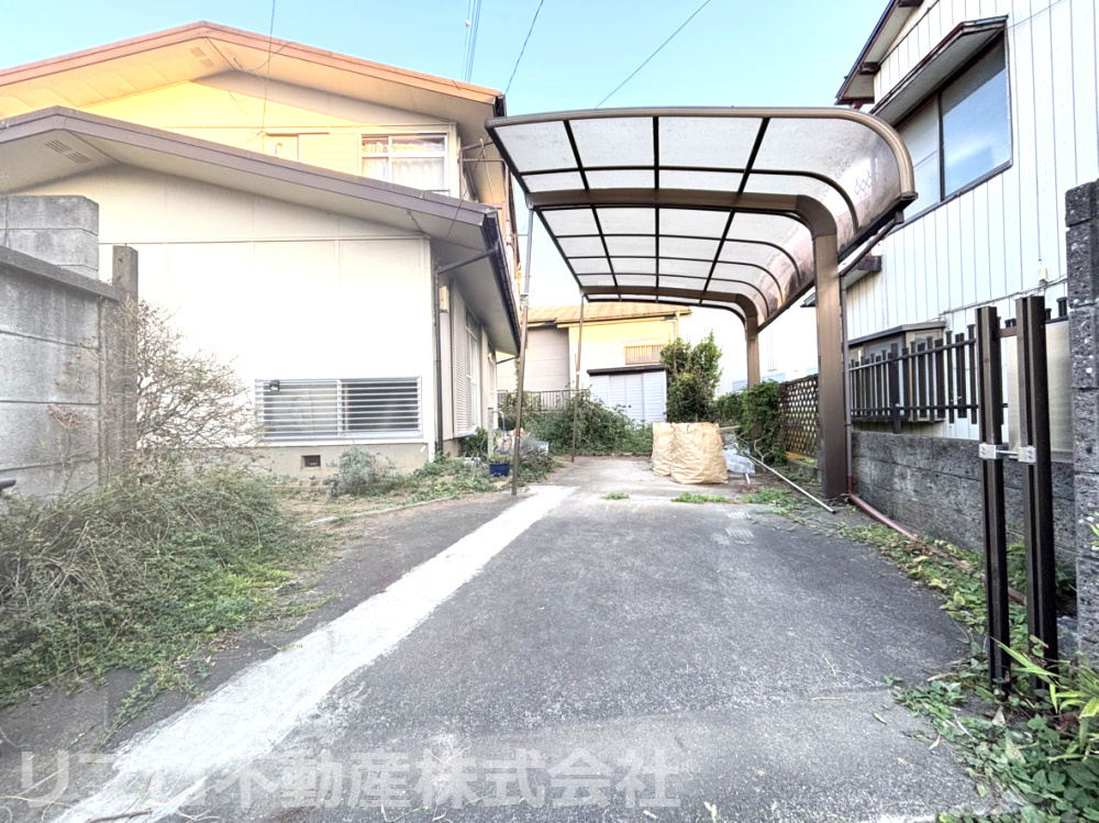 カーポート付き駐車場で、雨や日差しから愛車を守り、快適に駐車できます！