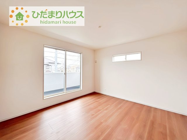 広めの主寝室は、ベッドの他にもパソコンデスクやドレッサーなども置けちゃいます(*^-^*)