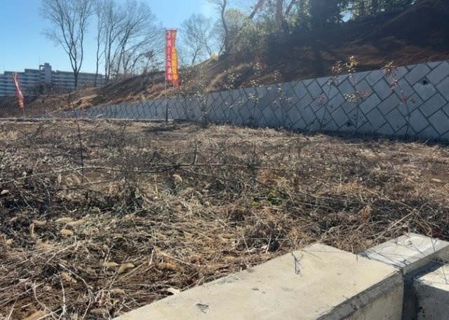 土地の面積＝住宅面積ではありません。建ぺい率の問題などで、土地のある場所によって住宅を建てられる面積は限られています。高さもしかり、「土地」という言葉の中には、建築条件も含まれると考えておきましょう。