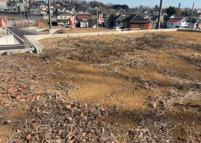 土地を買う際、住む地域の自治体や福祉の補助制度にも注目してみましょう。子供や老人の医療補助やゴミ出しのルールなど、自治体によってルールに大きな違いがあるため、暮らしやすい土地で判断するとよいでしょう。