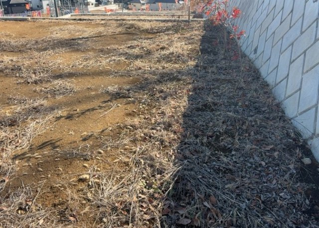 土地の前の道路に消火栓が設置されていることがあります。この場合、道路交通法第45条第1項により、駐車禁止の場所が指定されています。そのため、車庫などの駐車スペースをつくることができない場合があります。