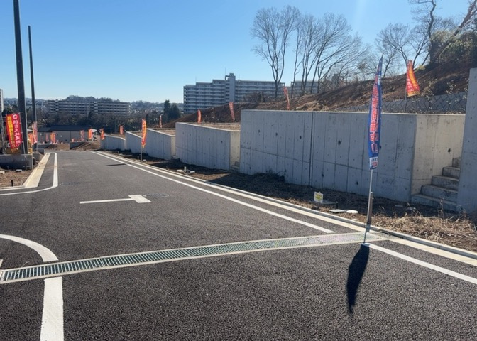 現地に行くなら、物件の周囲の地形がどうなっているかを見ることも大切です。周辺より低くなっている土地では、大雨などで水が集まりやすいため、地盤が弱くなっているということも考えられるため、注意が必要です。