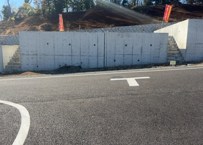 土地購入を検討されている場合、境界杭がない状態で購入してしまうと境界確定測量をする必要があり、費用がかかります。購入の前に、売主、隣土地所有者立ち合いのもと境界を確定し境界杭を設置するのがベストです。