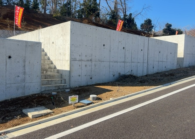 人が暮らすうえで日光は大切な要素となります。日当たりの良さは譲れないポイントですね。併せて近くに大きな建築物の建築予定がないか、あるいはそれが可能な土地が近くにないか事前に確認することもお勧めします。