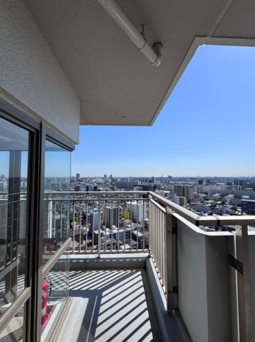 3方向角部屋ならではの広々バルコニー