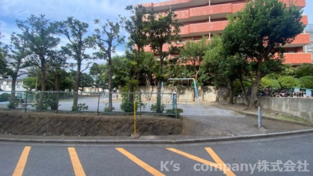 マンションの前には公園があり子育て世代のファミリーには嬉しい施設です◇