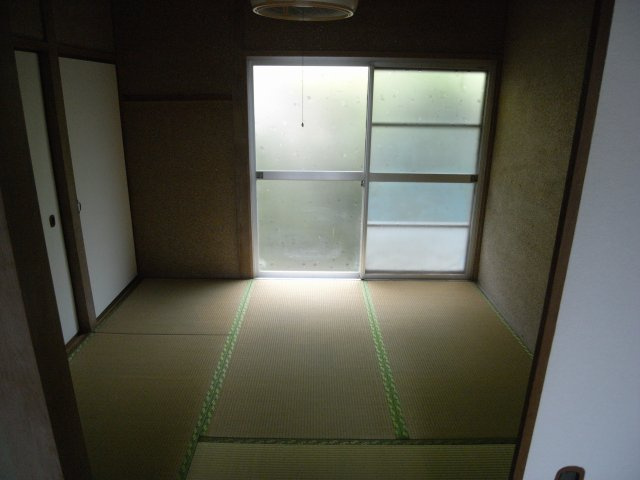 4.5帖の和室は、押入れ付きで収納力があり使い勝手の良い空間です。書斎や子供部屋、趣味の部屋としても最適で、暮らしに合わせた多彩な活用が可能。畳の温もりが落ち着いた時間を演出してくれます。