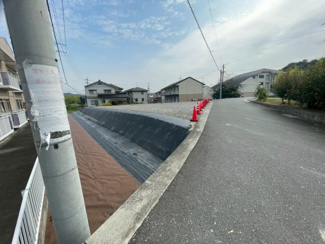 前面道路は見通しが良く、車の通行や出入りも安心。道幅があり、来客時や引っ越し時もスムーズに対応できます。敷地前は緩やかなカーブ形状で、車のスピードも出にくい点が安心材料。ぜひお問い合わせください。　