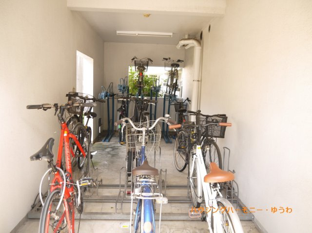 屋根付きの駐輪場となっていますので、雨の日でも大切な自転車が濡れずに済みます。