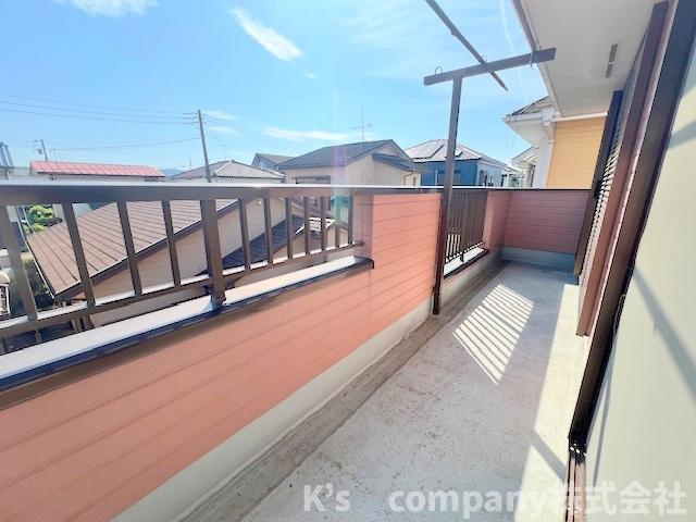 2部屋続きの広いバルコニー☆天候が良い時にご家族のお布団をたくさん干すことができます♪