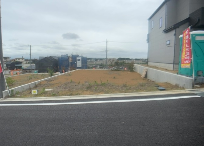 土地の面積＝住宅面積ではありません。建ぺい率の問題などで、土地のある場所によって住宅を建てられる面積は限られています。高さもしかり、「土地」という言葉の中には、建築条件も含まれると考えておきましょう。
