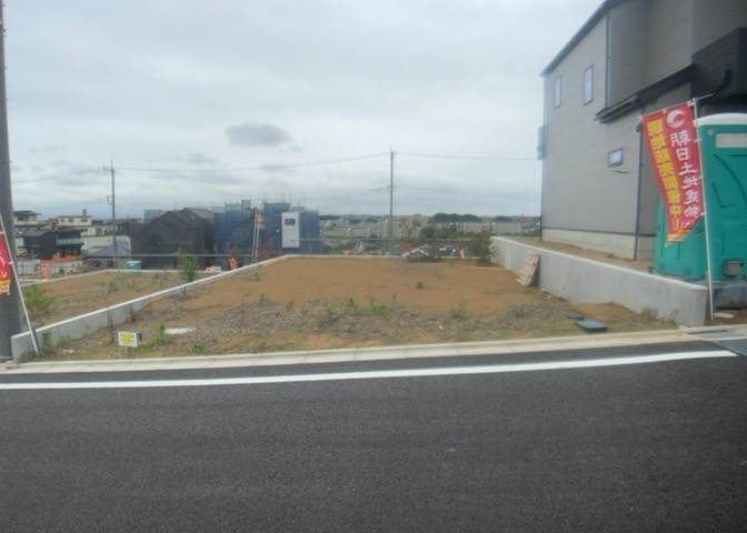 家を建てる場合、方位は要チェックです。現実的に日当たりのよい家ならばリビングは南側、建築基準法でも北側に当たる家への配慮は求められています。土地を見学に行く際は、方位磁針を持って行くようにしましょう。