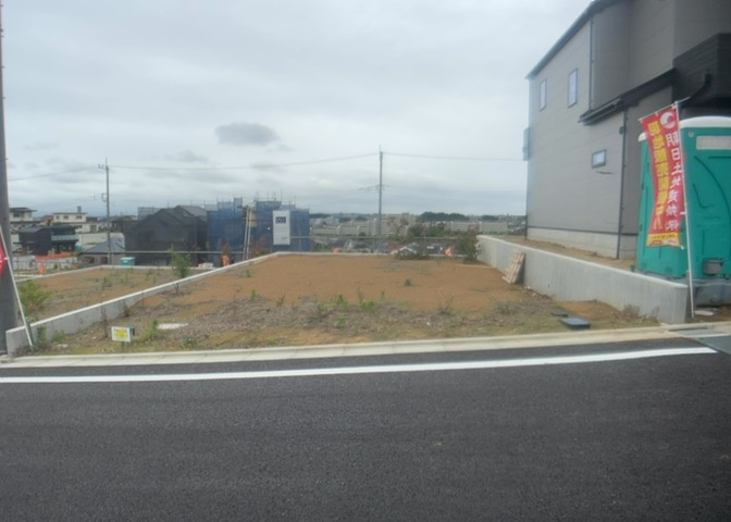 土地を買う際、住む地域の自治体や福祉の補助制度にも注目してみましょう。子供や老人の医療補助やゴミ出しのルールなど、自治体によってルールに大きな違いがあるため、暮らしやすい土地で判断するとよいでしょう。