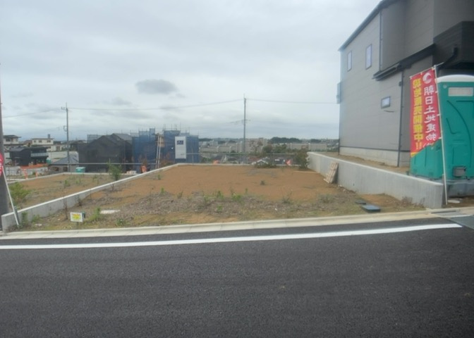 土地の前の道路に消火栓が設置されていることがあります。この場合、道路交通法第45条第1項により、駐車禁止の場所が指定されています。そのため、車庫などの駐車スペースをつくることができない場合があります。