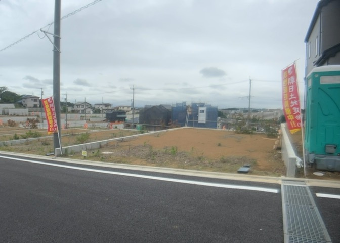 現地に行くなら、物件の周囲の地形がどうなっているかを見ることも大切です。周辺より低くなっている土地では、大雨などで水が集まりやすいため、地盤が弱くなっているということも考えられるため、注意が必要です。