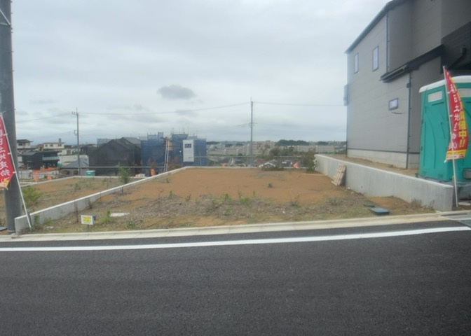 土地購入を検討されている場合、境界杭がない状態で購入してしまうと境界確定測量をする必要があり、費用がかかります。購入の前に、売主、隣土地所有者立ち合いのもと境界を確定し境界杭を設置するのがベストです。