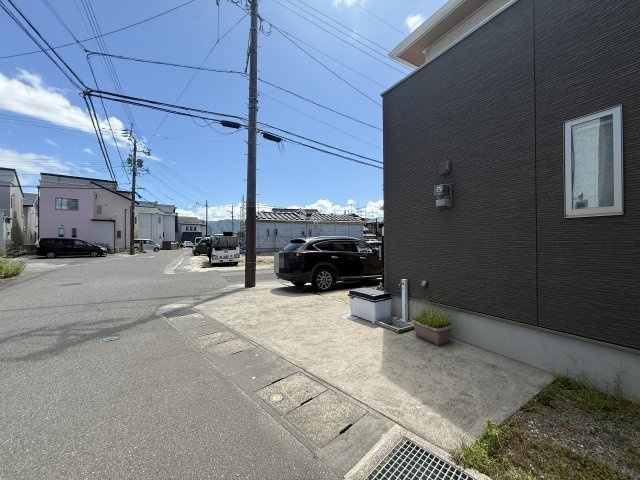 角地に立地しており、駐車もラクラクです！