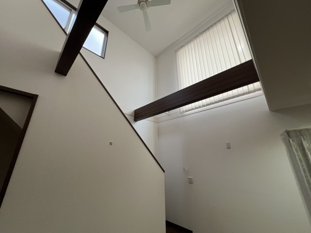 リビング階段から続く吹き抜けが、住まい全体に明るさと開放感をもたらします。上下階がゆるやかにつながり、家族の気配を感じやすい設計。自然光が差し込み、日中は照明に頼らず過ごせる心地よい空間です。