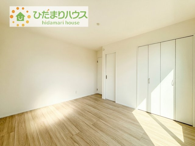 広めの主寝室は、ベッドの他にもパソコンデスクやドレッサーなども置けちゃいます(*^-^*)