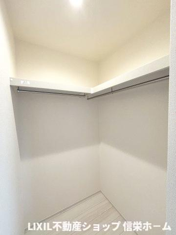 ダウンライト付きウォークインクローゼット