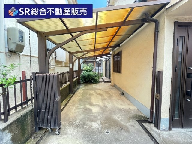 軽自動車なら駐車可能なカーポート付きの駐車場があり、リビングと直接行き来でき、買い物の後に便利です！