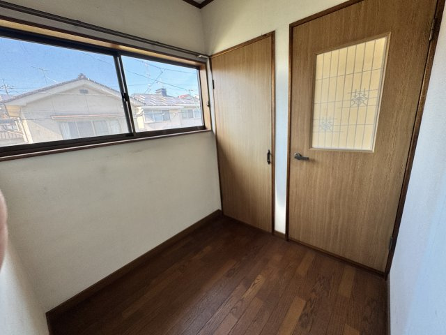 コンパクトながら使いやすい洋室は、書斎や趣味部屋としてもおすすめ。窓から光が入り、明るく落ち着いた空間です。ちょっとした作業や在宅ワークにも適しており、用途に応じて活用できます。