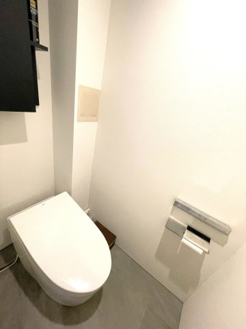 住まい全体のデザインと調和しやすい、すっきりとしたトイレスペースです。