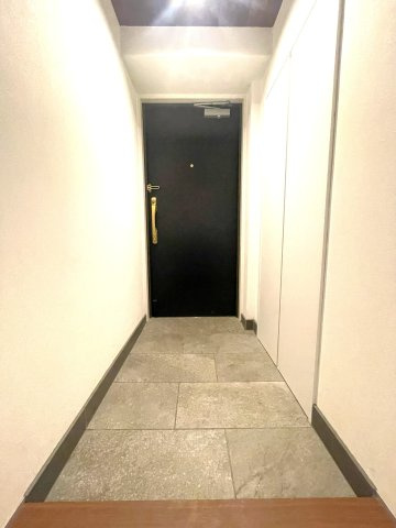室内のこだわりある内装へつながる、落ち着いた印象の玄関空間です。