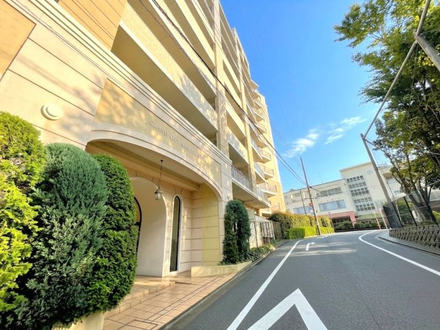 周辺には富士森公園もあり、ペットとの散歩コースも考えやすい住環境です。