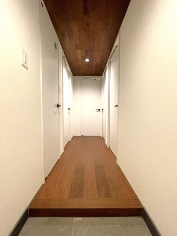 建具交換履歴があり、住まい全体に統一感を感じやすい玄関まわりです。