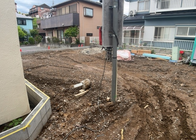 バルコニーは、室外の専用スペースのうち、「屋根がなく開放された空間」であるものを指します。ベランダより広いタイプのものが多く、日当たりもよいため家庭菜園などを楽しみたい人にとって適した環境となります。