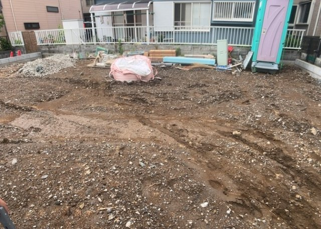 基礎パッキング工法とは、床下の換気確保のため基礎と土台の間に緩衝材を挟み込む工法です。土台の下に数十センチの間隔で設置されるため、全体的な隙間が生まれます。床下換気口に比べて高い通気性が確保されます。