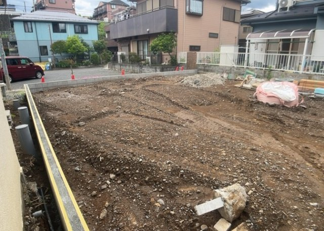 現地に行くなら、物件の周囲の地形がどうなっているかを見ることも大切です。周辺より低くなっている土地では、大雨などで水が集まりやすいため、地盤が弱くなっているということも考えられるため、注意が必要です。
