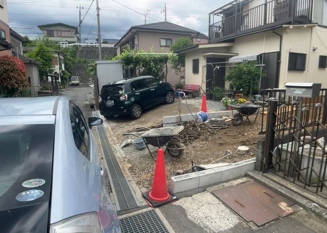道幅が狭い場所は比較的土地の値段が低いことが多く、また交通量が少ないため騒音が少なく静かな環境で過ごせます。また、小さいお子様がいるご家庭も安心です。一方で車の駐車が難しいというデメリットもあります。