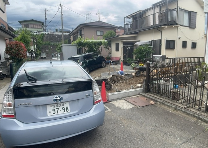 道幅が広い場所は日当たりや風通が良好です。幅が広いのですれ違いも可能ですし大きな車でも駐車可能！一方で、大型車が通ることも多くなるため交通量の増加により騒音に繋がります。また土地の値段が高くなります。
