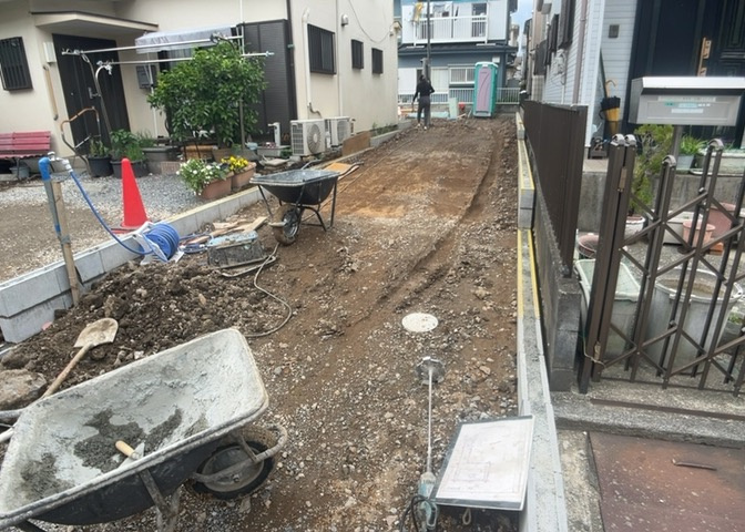 現在は更地となっています。現地をご見学に行く際は、道路の幅や周辺の交通量、施設などをご確認頂くことをおすすめします！ある程度イメージをつけたいという場合は、同売主の施工事例や完成パースもお見せします。