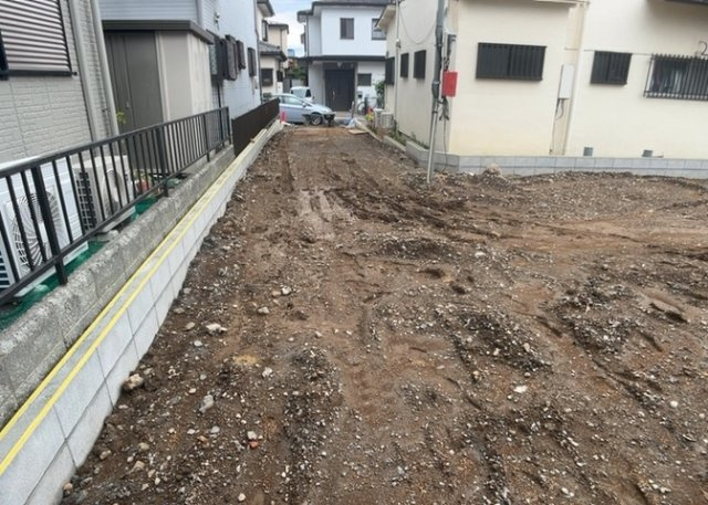 庭のある家に住むことのメリットとして、子どもたちの遊び場を確保できること、ガーデニングや家庭菜園を楽しめること、明るさを確保できることがあります。また、配置を工夫することでプライバシーが確保できます。