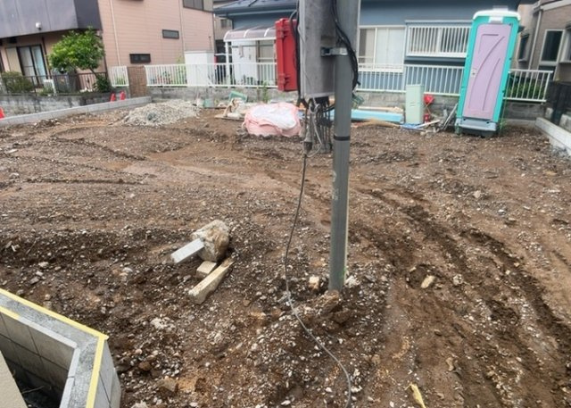 玄関は、狭すぎると複数人で使いにくく、広すぎても無駄な空間になりがちです。最低2畳を目安にして、家の広さとの兼ね合いや家族の人数を考慮して決めるとよいでしょう。現地を見学して快適な玄関を選びましょう！