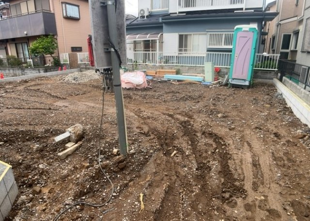 玄関ポーチにおいて最も重視すべきと言っても良いのが広さです。適切な広さの玄関ポーチでないと外見的なバランスは崩れてしまいますし、何より使いにくくなってしまいますので、現地で実際に下見をしてみましょう！