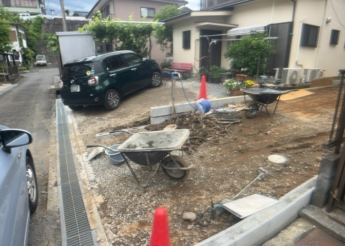 住宅用の土地では前面道路に2m以上接していなければならないと法律で定められています。しかし、お持ちの車のサイズやライフスタイルなどにより、2mでは利便が悪い場合もございますので、事前に確認しましょう。