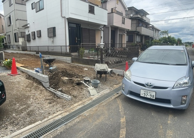 お持ちの車種によっては前面道路が広い方が便利でしょう。しかし、前面道路が広ければその分交通量が多くなるため、騒音などが気になる場合があります。実際に現地を見学し、周辺交通量や騒音などを確認しましょう！