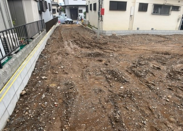 駐車場と明記されていても、最小スペースでつくられた駐車場だと大型車は駐車できなかったり、出入りしにくくなったりする可能性があります。お車のサイズと購入したい物件の駐車場のサイズを現地で確認しましょう。