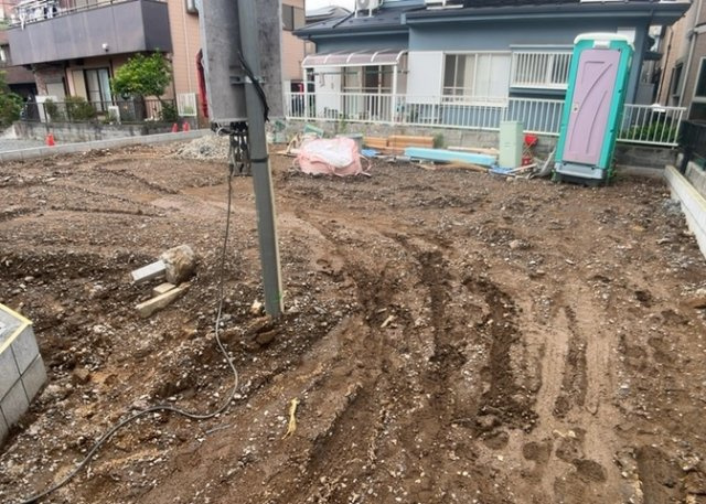 玄関は家の顔でもあり、家族以外の目にも止まる場所です。玄関は外との間を仕切る扉、靴などをしまっておく収納スペース、靴脱ぎのたたきスペース、来客とのやり取りをするドアホンなど複数のアイテムからなります。
