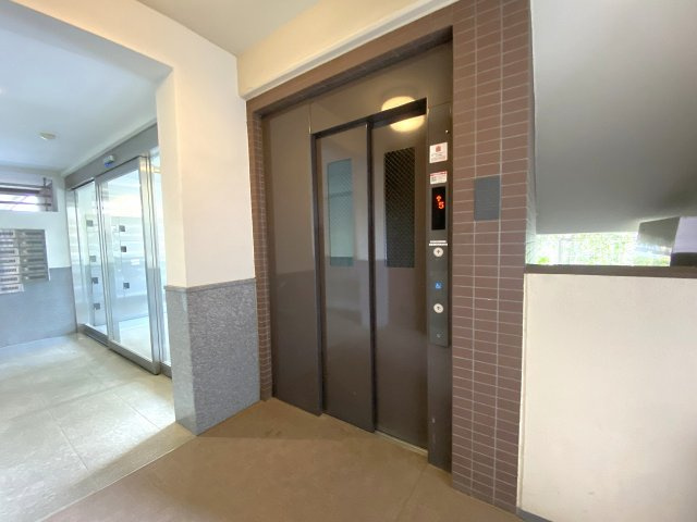 重い荷物を持っている日やベビーカーでの移動時にも大変便利なエレベーターを完備しています。日々の昇降をスムーズに行うことができ、お年寄りからお子様まで快適に暮らせる住環境が整っています。