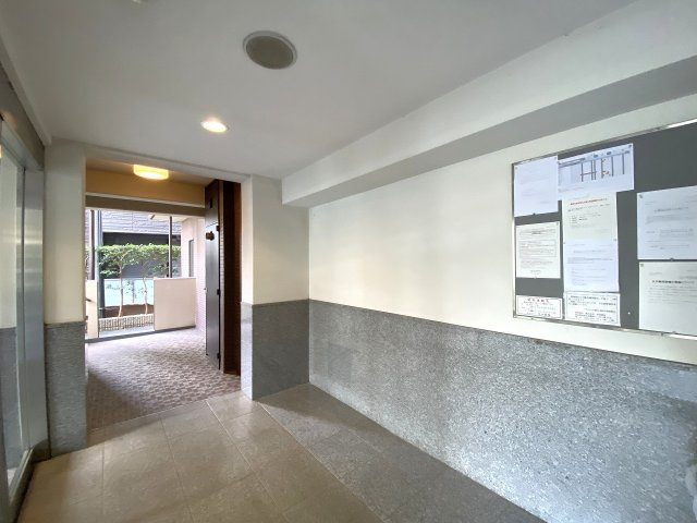 明るく清潔感あふれるマンションのエントランス内部です。管理体制の良さがひと目で窺え、住まう方や訪れるゲストを気持ちよく迎え入れます。毎日の出入りも快適に行える洗練された共用スペースです。