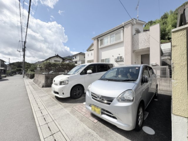 駐車3台可能なスペースを確保した、車を複数台所有するご家庭にも嬉しい住まい。　ご夫婦それぞれのお車や来客用など、ライフスタイルに合わせた利用が可能です。玄関への移動もしやすい点が魅力となっています。