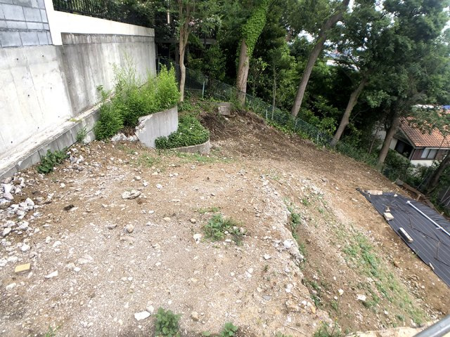 緑豊かなこの土地は、私道の先に立地していて、道路の音が気になりません
